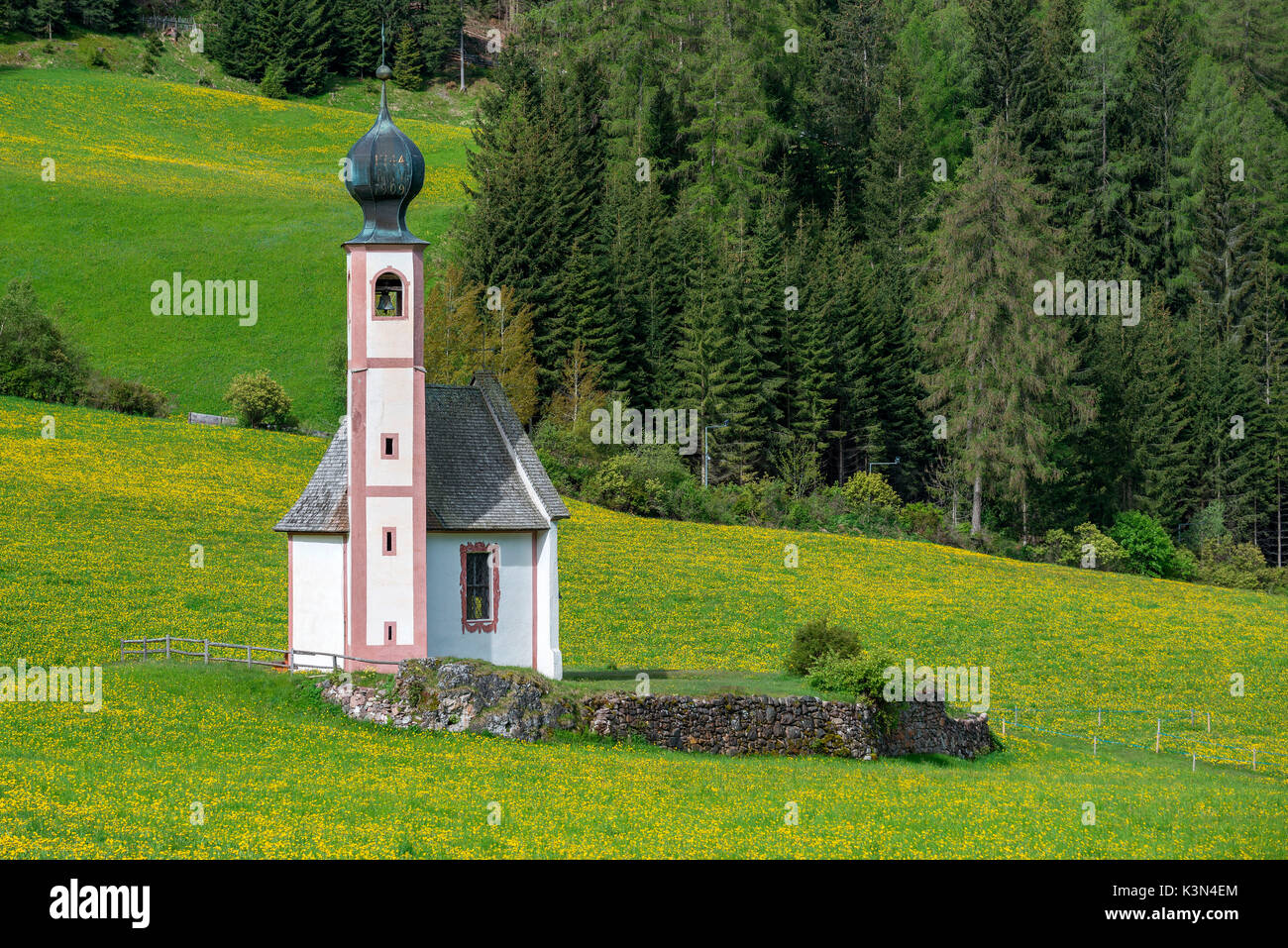 Funes Tal, Dolomiten, Südtirol, Italien. Die Kirche San Giovanni in Ranui Stockfoto