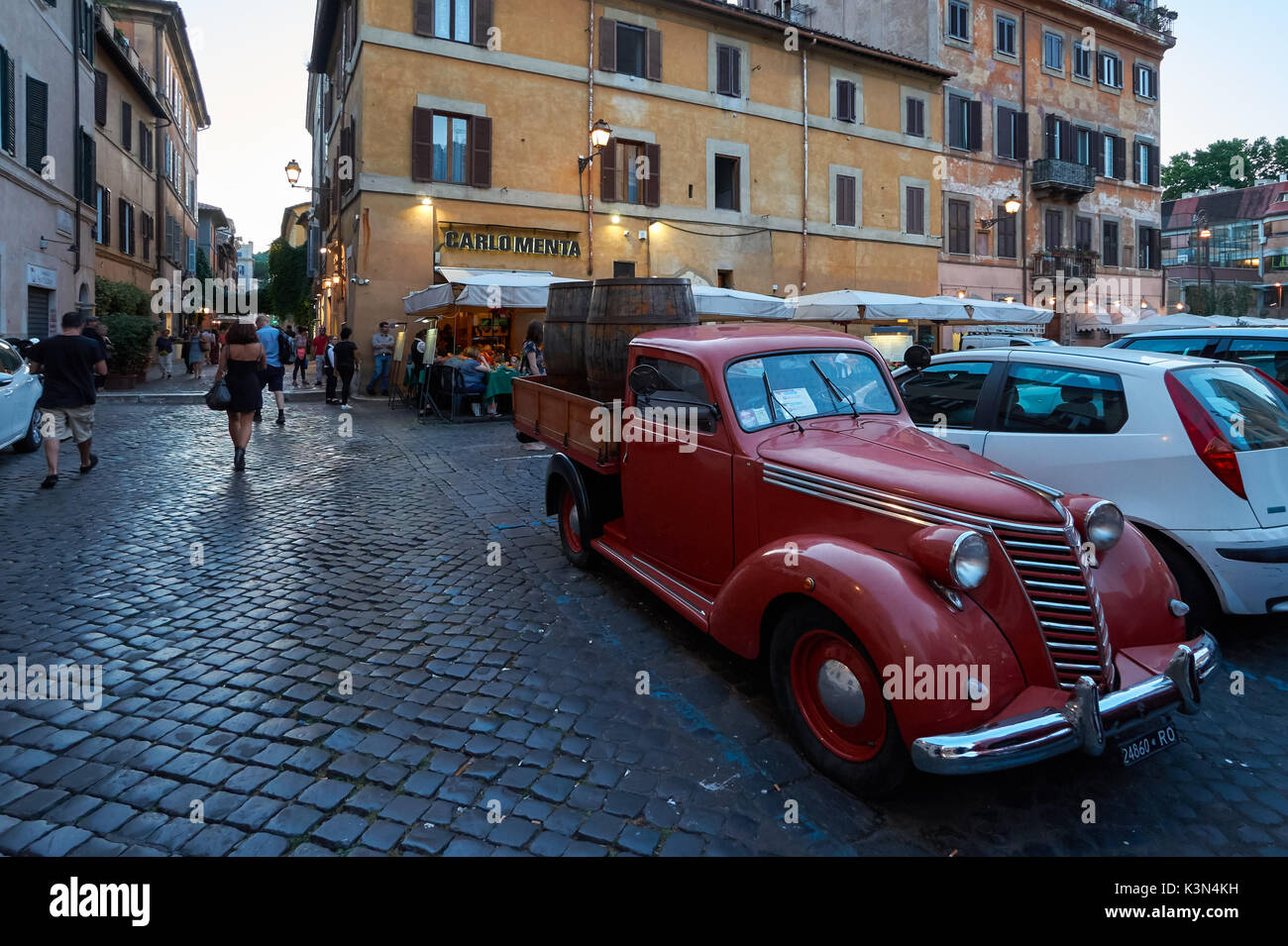 Touristen, die Restaurants und Geschäfte in Trastevere, Rom, Italien Stockfoto