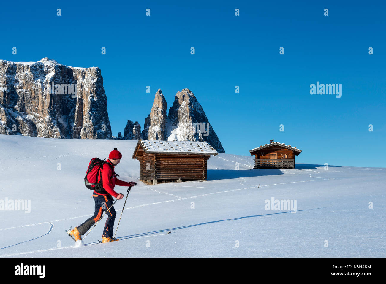Seiser Alm, Dolomiten, Südtirol, Italien. Ski Bergsteiger auf der Seiser Alm. Im Hintergrund der Gipfel des Schlern, Santner und Euringer Stockfoto