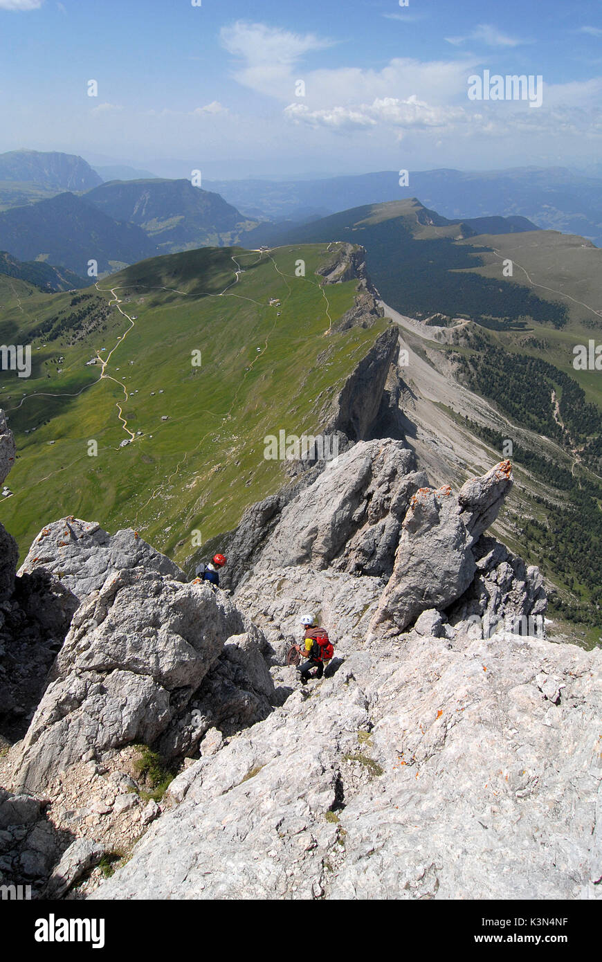 Geisler, Dolomiten, Südtirol, Italien. Kletterer in den Felsen der Piccola Fermeda Stockfoto