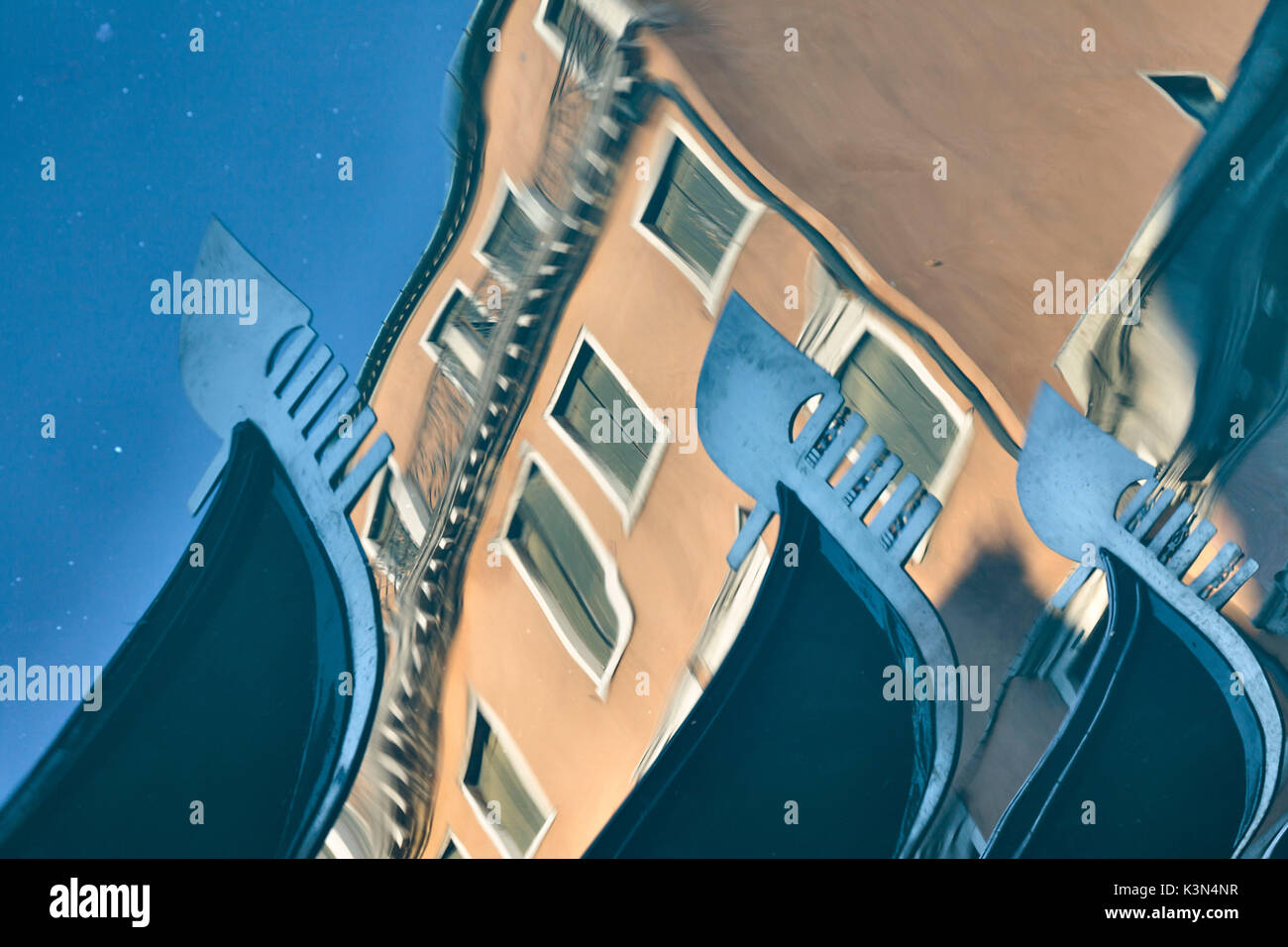 Europa, Italien, Veneto, Venedig. Abstrakte Ansicht von traditionellen Bug Gondeln und Gebäuden reflektiert auf dem Wasser Stockfoto Europa, Italien, Veneto, Venedig. Abstrakte Ansicht von traditionellen Bug Gondeln und Gebäuden reflektiert auf dem Wasser Stockfoto