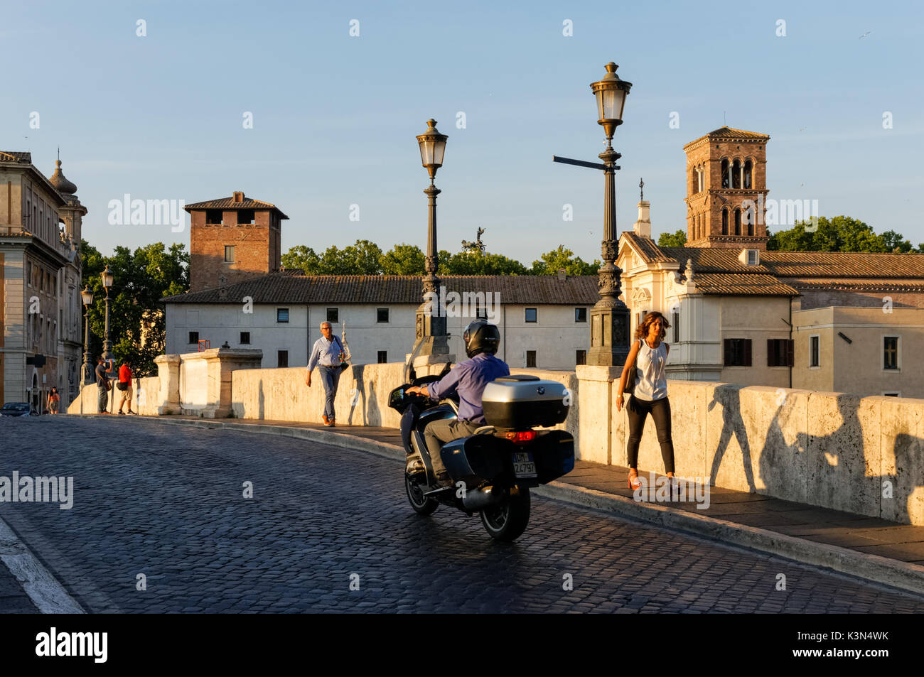 Menschen zu Fuß auf der Pons Cestius in Rom, Italien Stockfoto