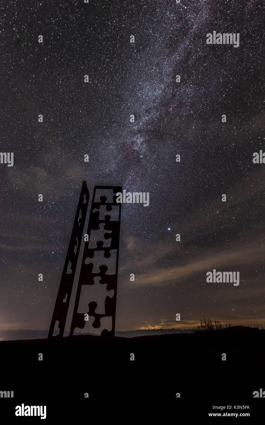 Seiser Alm, Dolomiten, Südtirol, Italien. Das Kunstwerk "Die fehlenden Piece-Fingerprints' mit der Milchstrasse Stockfoto
