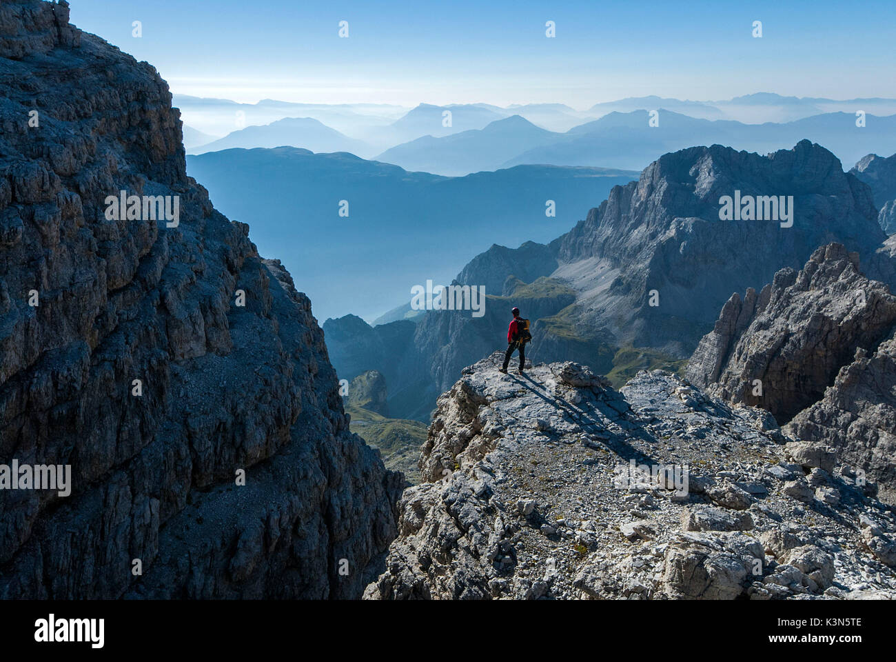 Brenta Dolomiten, Trentino, Italien. Bergsteiger genießen Sie den Blick vom Klettersteig Bocchette Alte Stockfoto
