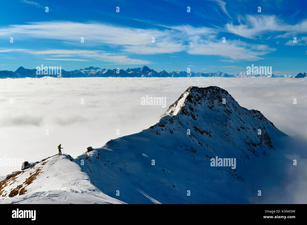 Ski Bergsteiger mit Meer der Wolken, Trécare peack, Aosta, Aostatal, Italien Stockfoto