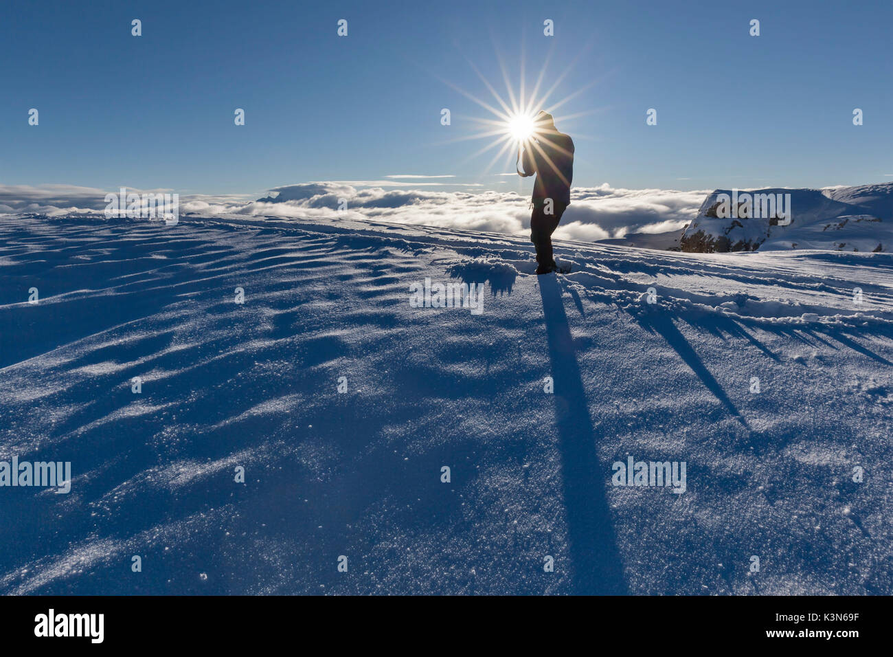 Europa, Italien, Belluno, Cortina d'Ampezzo, Dolomiten. Landscape Photographer in Silhouette towerds der Sonne Licht. Stockfoto
