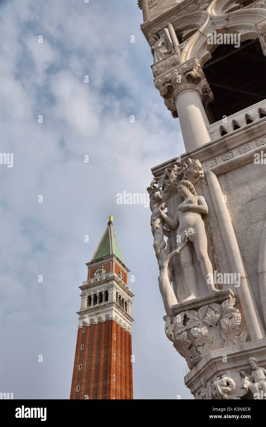 Europa, Italien, Venetien. Der Glockenturm von San Marco und ein Detail am Palazzo Ducale, Venedig Stockfoto