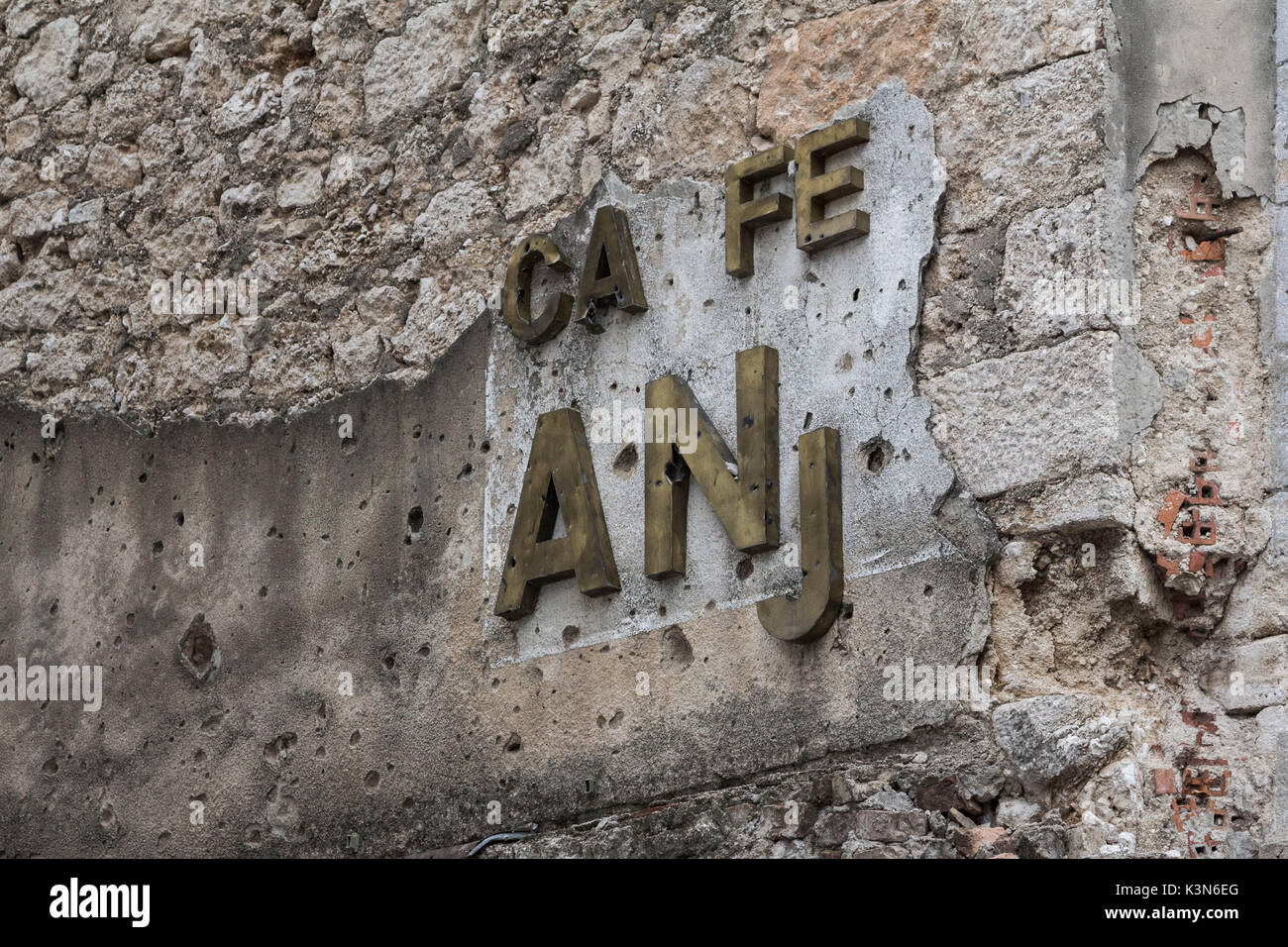 Osteuropa, Mostar, Bosnien und Herzegowina. Die Markierungen der Krieg auf dem Balkan auf die Mauern der Stadt. Stockfoto