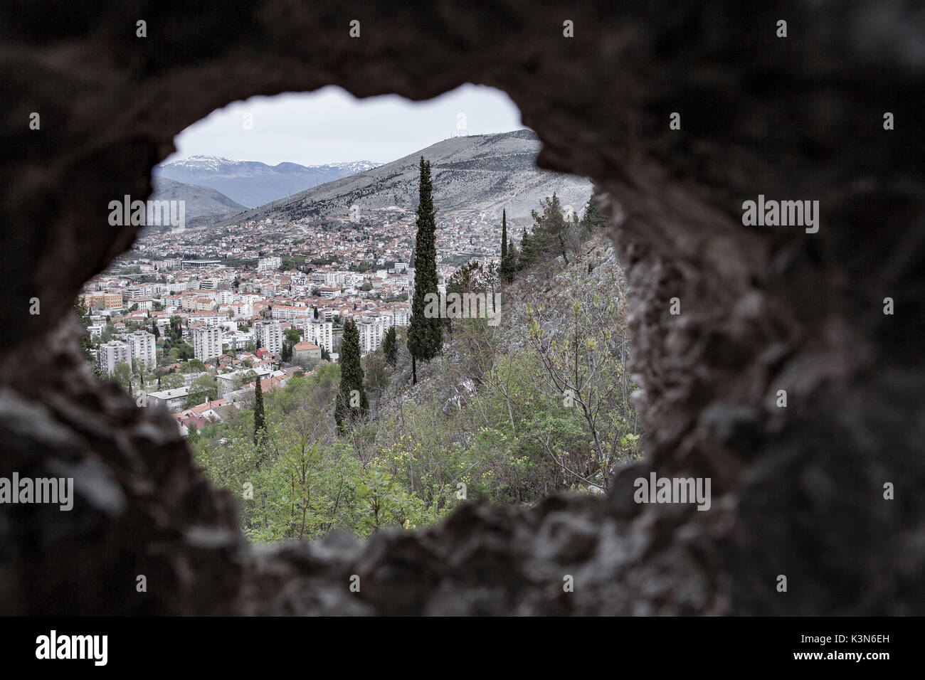 Osteuropa, Bosnien und Herzegowina. Mostar Ansicht aus der Bohrung für eine Bombe der Krieg auf dem Balkan Stockfoto