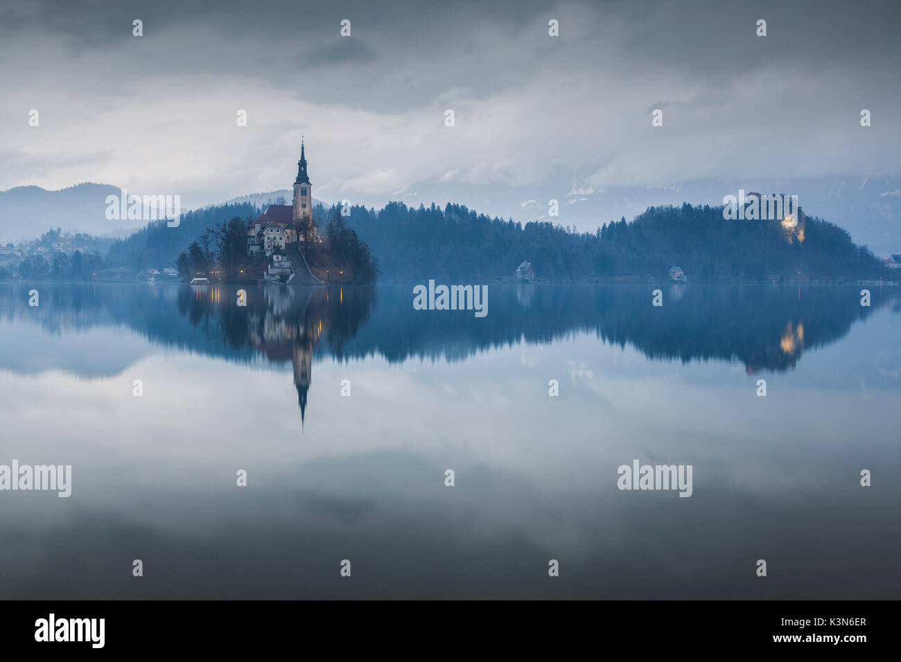 Europa, Slowenien, Obere Krain. Der See von Bled in einem regenreichen Winter morgen Stockfoto