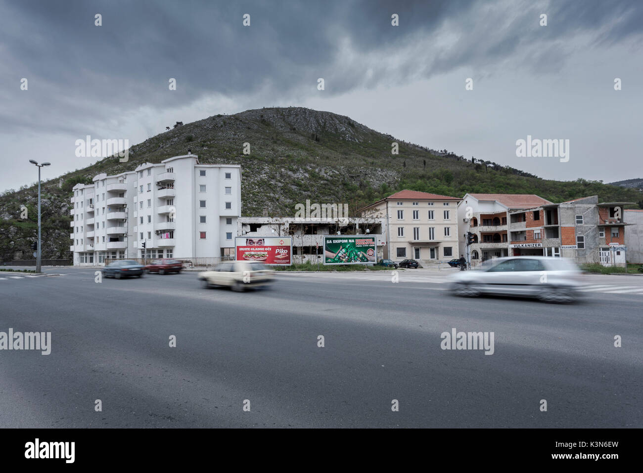 Osteuropa, Mostar, Bosnien und Herzegowina. Neue Gebäude und Ruinen entlang der Straßen der Stadt Mostar Stockfoto