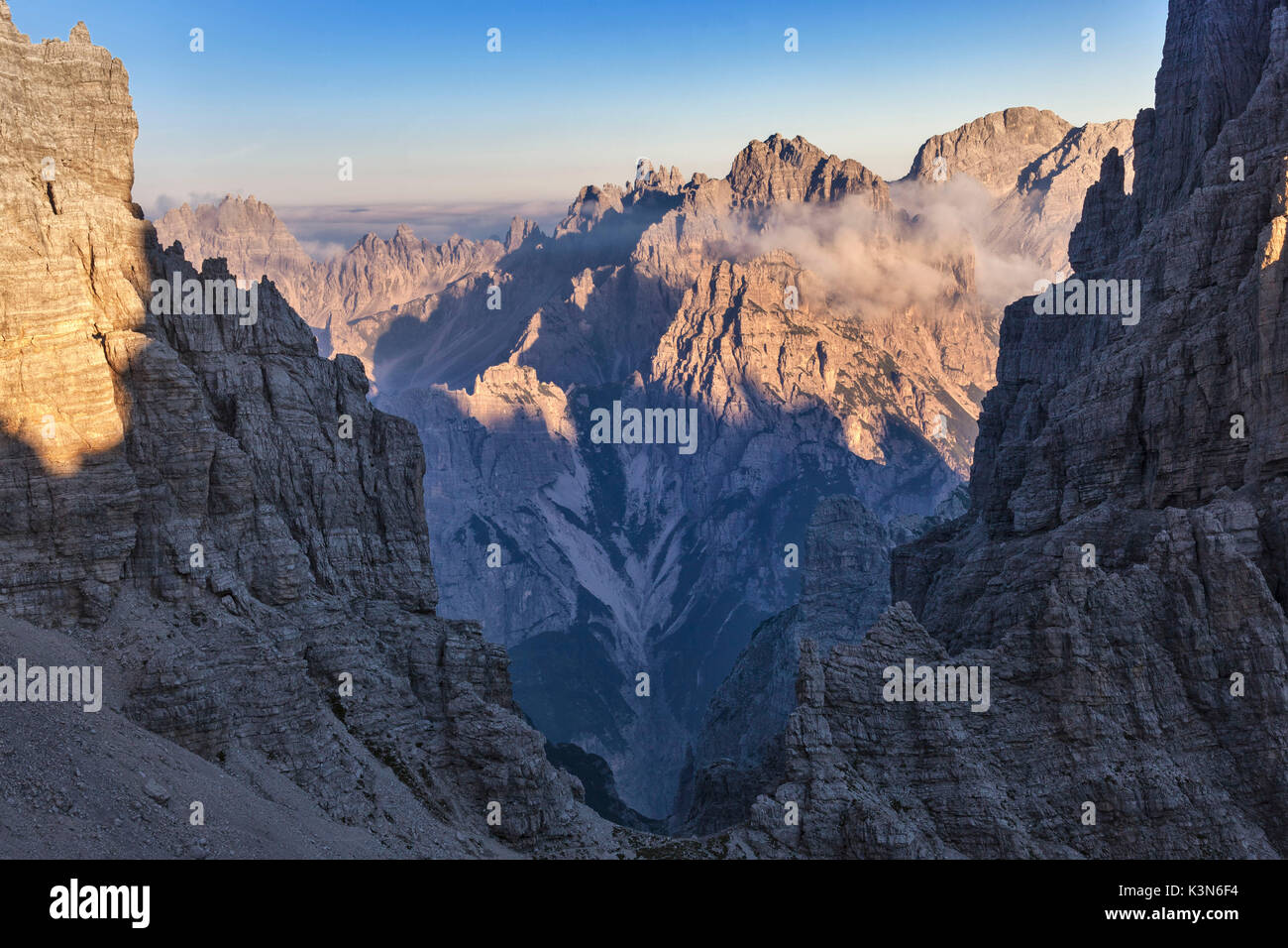 Europa, Italien, Friaul, Cimolais, Dolomiten. Ein Blick über die Gabel Cimoliana, Val Montanaia Stockfoto