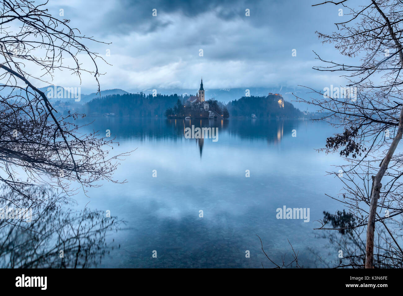 Europa, Slowenien, Obere Krain. Der See von Bled in einem Winter morgen Stockfoto