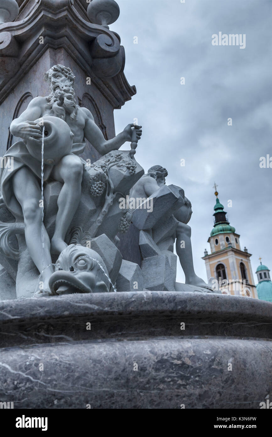 Europa, Slowenien, Ljubjana. Drei Krainer Flüsse Brunnen und St. Nikolaus Kathedrale im Hintergrund Stockfoto