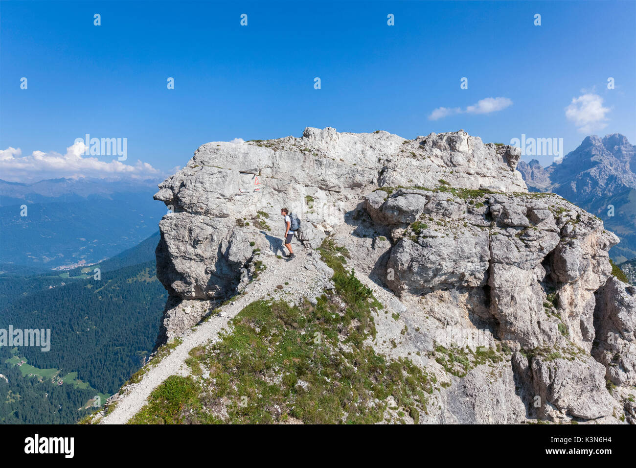 Europa, Italien, Venetien, Belluno Dolomiten Nationalpark. Sehr spektakulären Schritt auf dem Bergrücken von Sasso di Scarnia in den ausgestatteten Abschnitt, Vette Feltrine Stockfoto