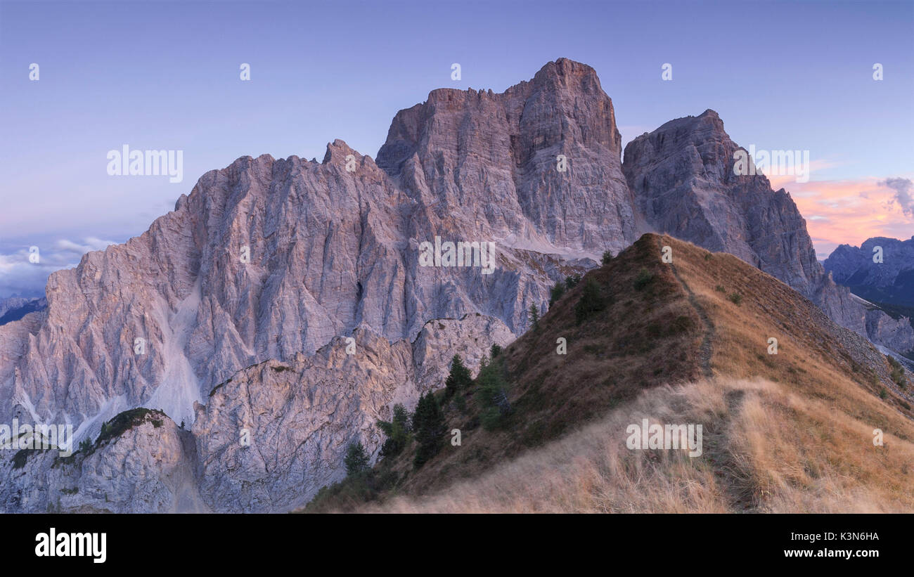 Europa, Italien, Venetien, Cadore. Herbstlicher Sonnenuntergang in Richtung Pelmo bis zum Gipfel des Col de la Puina, Dolomiten Stockfoto