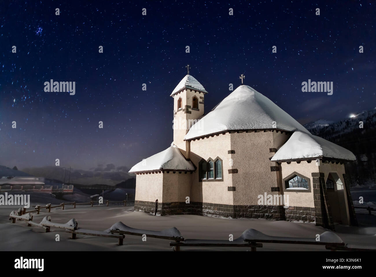 Die kleine Kirche von San Pellegrino Pass, zwischen Agordino und Fassa Tal in den Dolomiten, Trentino. Einen kalten Winter Abend mit klaren Himmel und Sterne. Veneto / Trentino, Italien Stockfoto