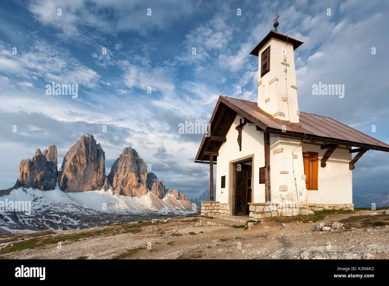 Die alpinen Kirche in der Nähe der Schutzhütte Locatelli. Im Hintergrund die Drei Zinnen unter einem blauen Himmel. Europa, Italien, Südtirol, Bozen, Dolomiten Stockfoto