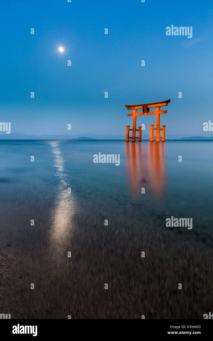 Tori Tor im Biwa-See, Präfektur Shiga, Japan Stockfoto