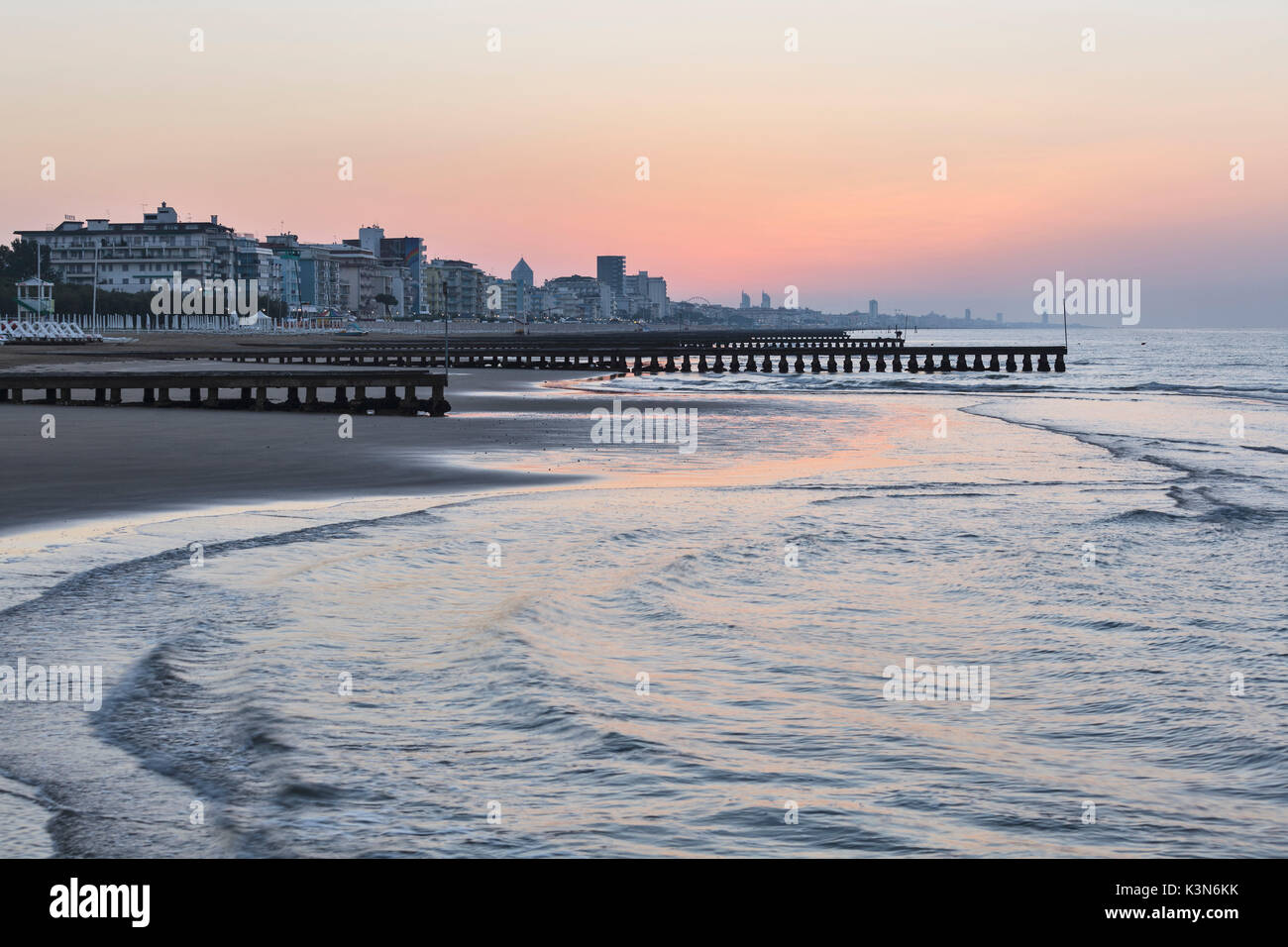 Europa, Italien, Veneto, Venezia. Eine Ansicht von Jesolo Strand wenige Minuten vor dem Sonnenaufgang Stockfoto