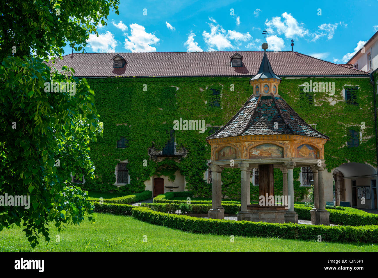 Das Kloster Neustift, Südtirol, Italien. Der Brunnen der Wunder in Kloster Das Kloster Neustift zeigt Bilder der sieben Wunder der Welt und das Kloster als das achte Wunder der Welt. Stockfoto