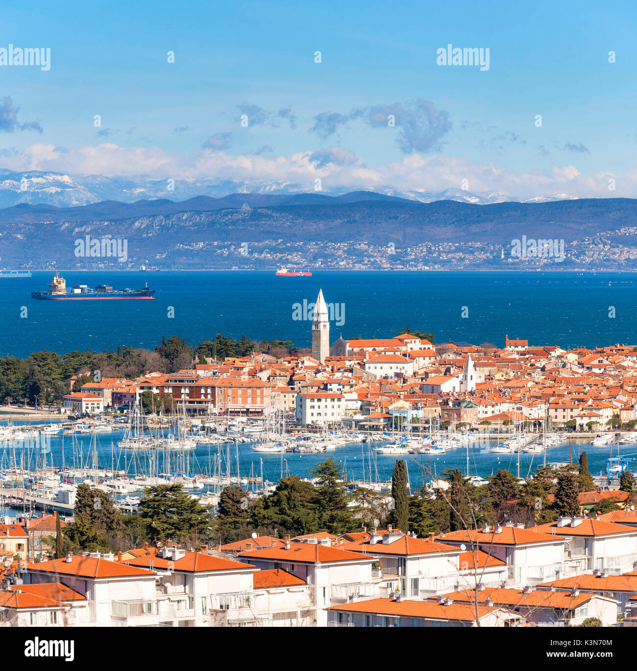 Europa, Slowenien, Istrien. Panoramablick auf die Bucht und die Marina von Izola, Küstenland Stockfoto