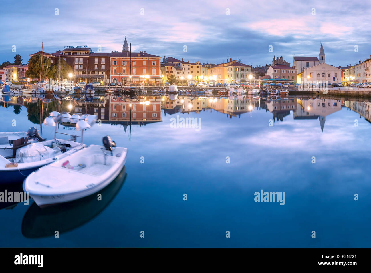 Europa, Slowenien, Primorska, Izola. Die Altstadt und den Hafen mit Fischerbooten in der Dämmerung Stockfoto