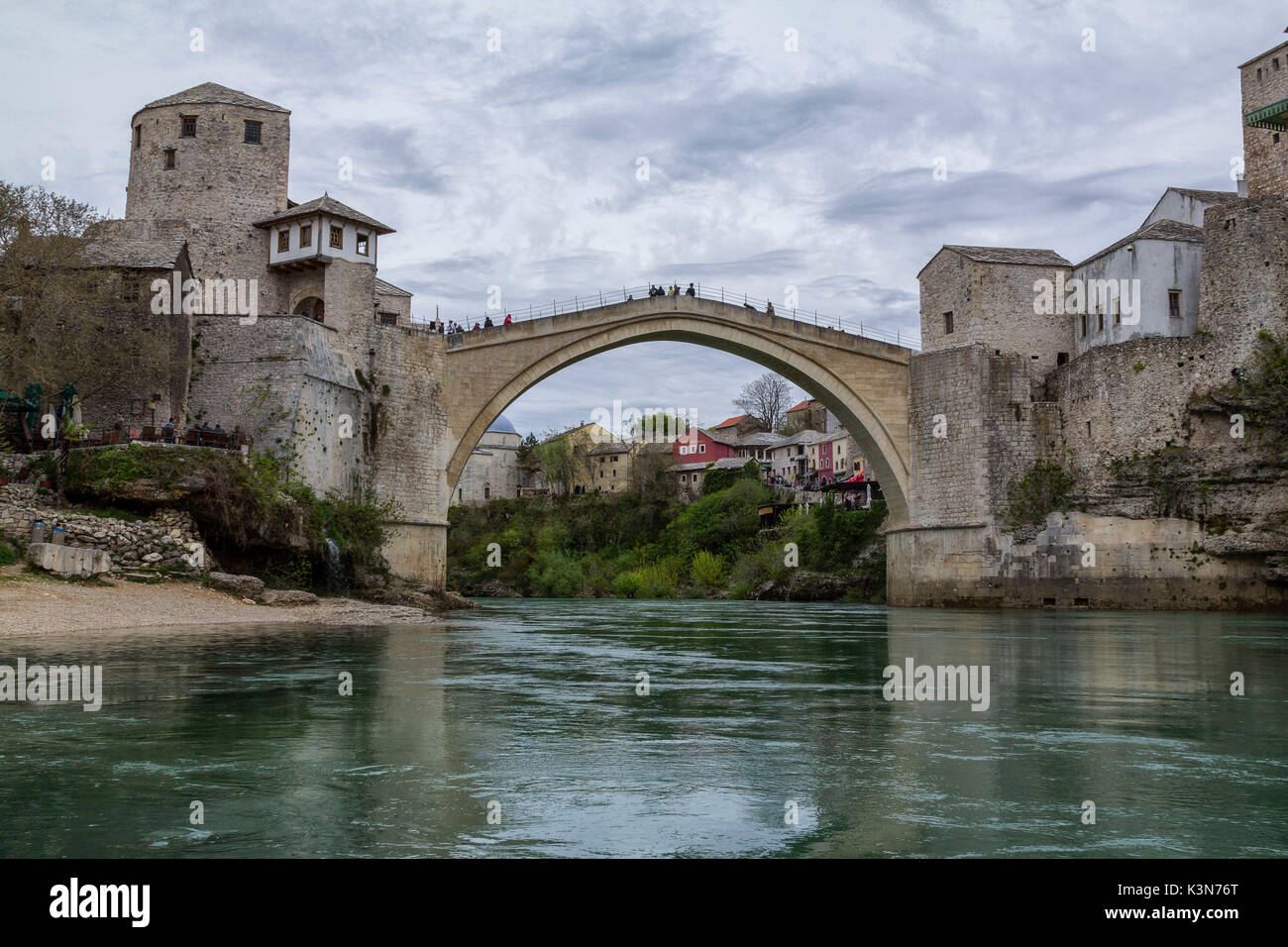 Osteuropa, Mostar, Bosnien und Herzegowina. Der Stari Most (Alte Brücke), Symbol des Krieges auf dem Balkan Stockfoto