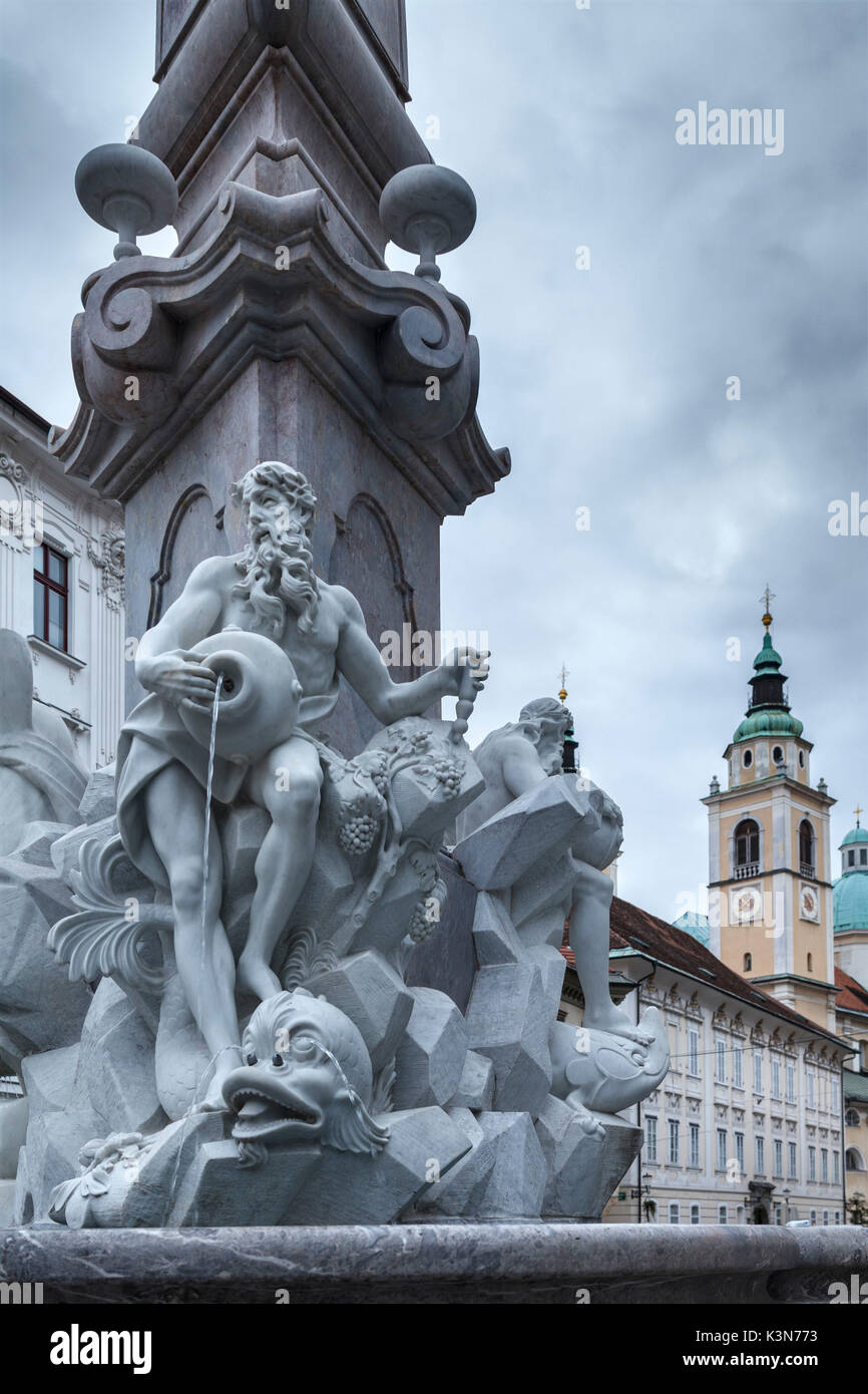 Europa, Slowenien, Ljubjana. Drei Krainer Flüsse Brunnen und St. Nikolaus Kathedrale im Hintergrund Stockfoto