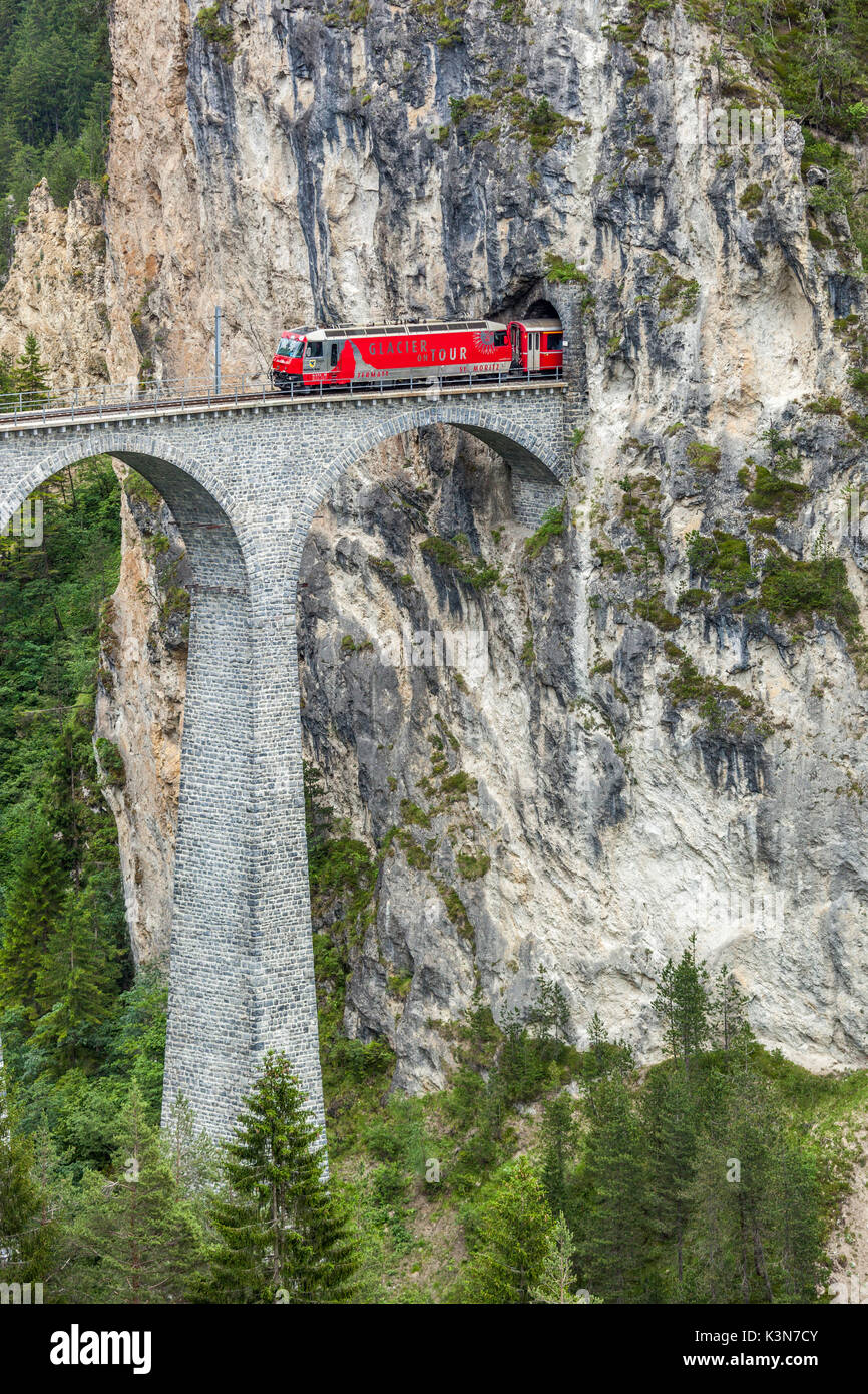 Glacier Express & Landwasser Viadukt, Filisur, Graubünden, Schweiz Stockfoto
