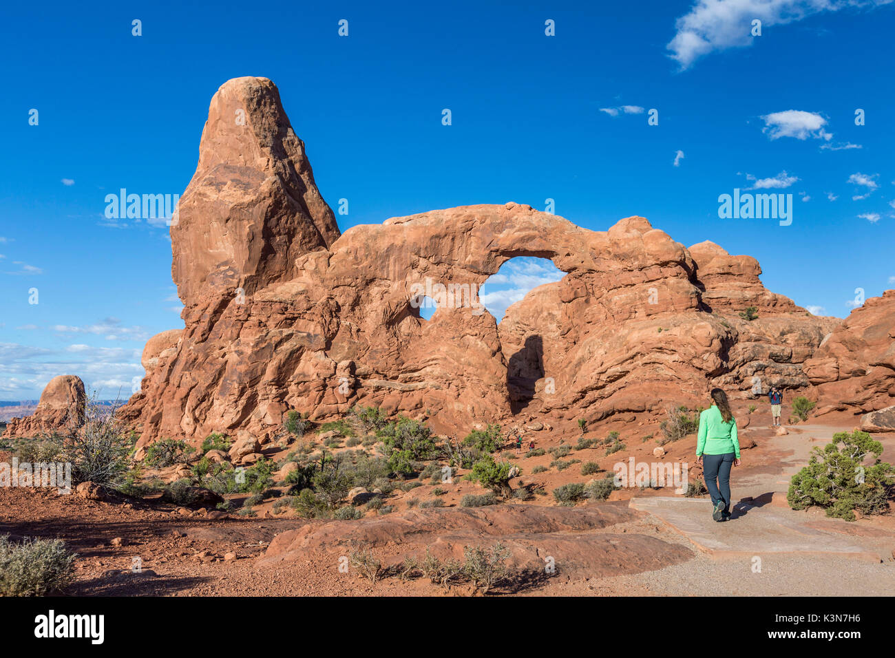 Frau auf dem Weg zur Turret Arch. Arches National Park, Moab, Grand County, Utah, USA. Stockfoto