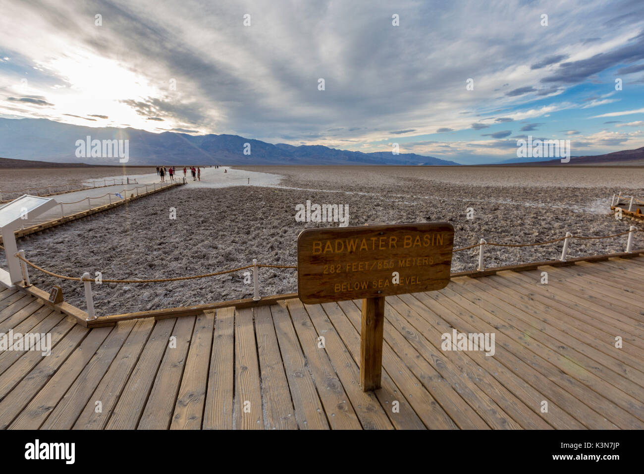 Höhe unterzeichnen. Badwater Basin, Death Valley National Park, Inyo County, Kalifornien, USA. Stockfoto