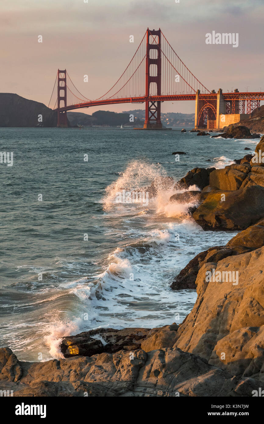 Golden Gate Bridge bei Sonnenuntergang geschossen von Baker Beach. San Francisco, Marin County, Kalifornien, USA. Stockfoto