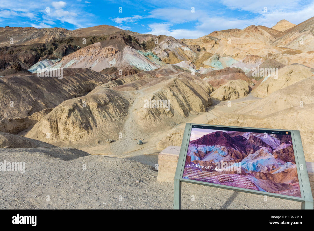 Touristische Zeichen an Artist's Palette. Death Valley National Park, Inyo County, Kalifornien, USA. Stockfoto