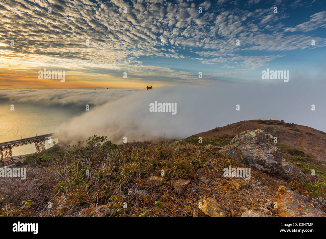 Golden Gate Bridge mit Morgennebel bei Sonnenaufgang geschossen von drückeberger Hill. San Francisco, Marin County, Kalifornien, USA. Stockfoto