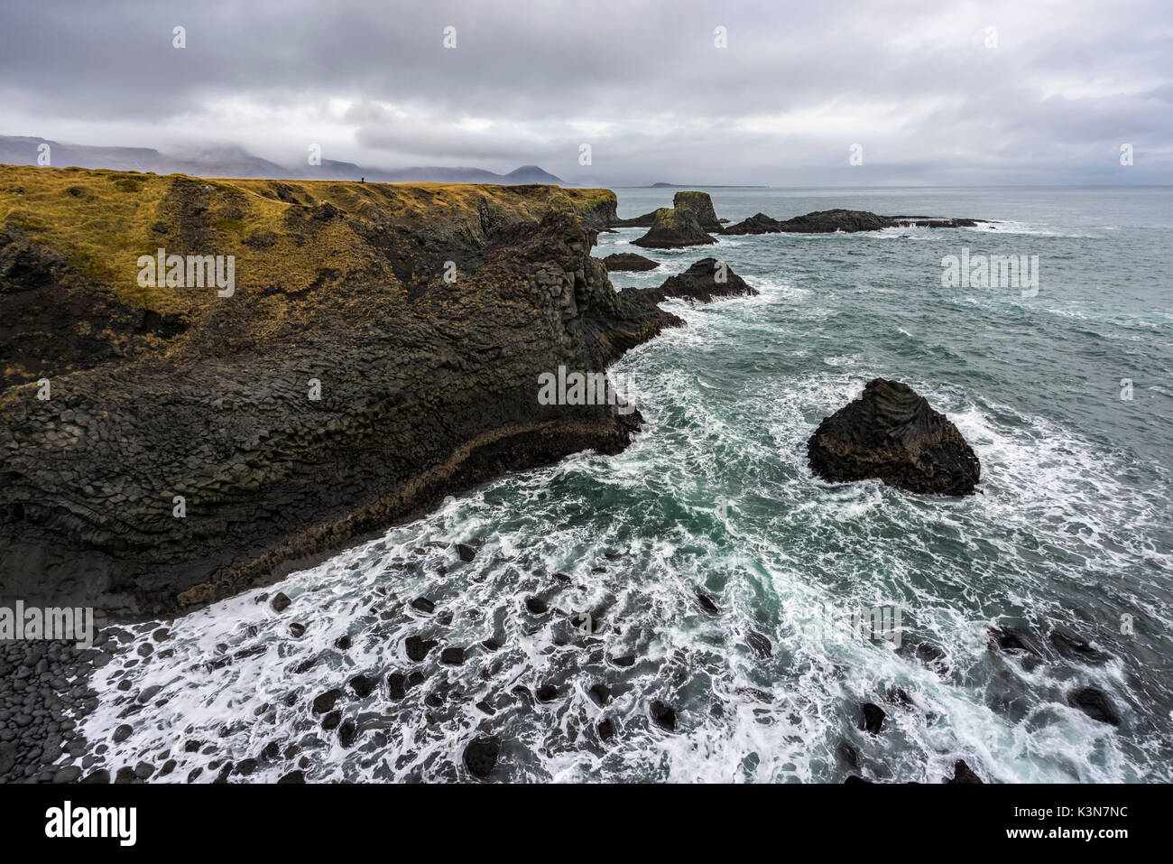 Felsformationen über dem Meer in der Nähe von Arnarstapi, Halbinsel Snaefellsnes, Western Island, Europa. Stockfoto Felsformationen über dem Meer in der Nähe von Arnarstapi, Halbinsel Snaefellsnes, Western Island, Europa. Stockfoto