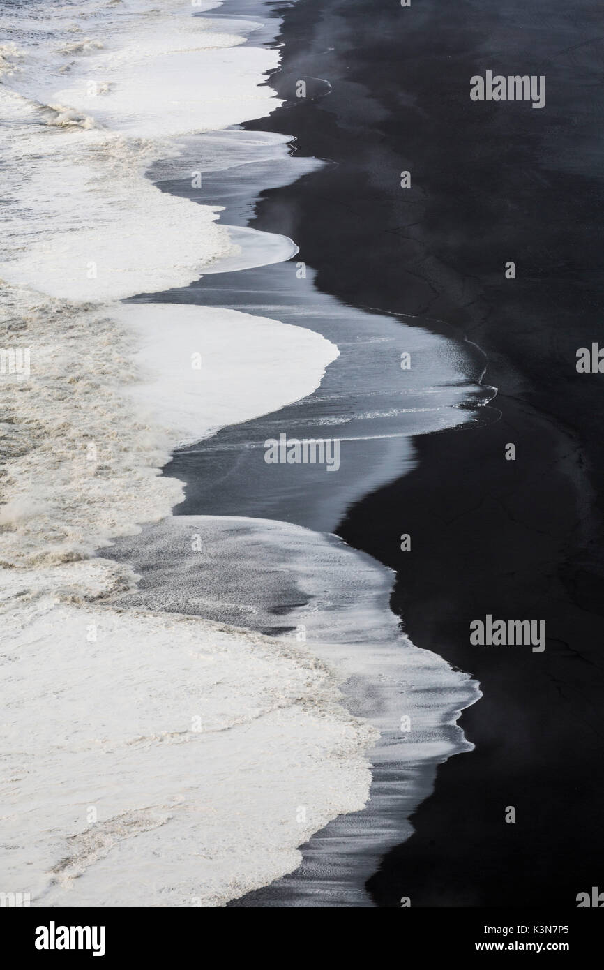Detail auf das Meer und den langen schwarzen Sandstrand von Reynisfjara, Vik, Sudurland, Island, Europa Stockfoto