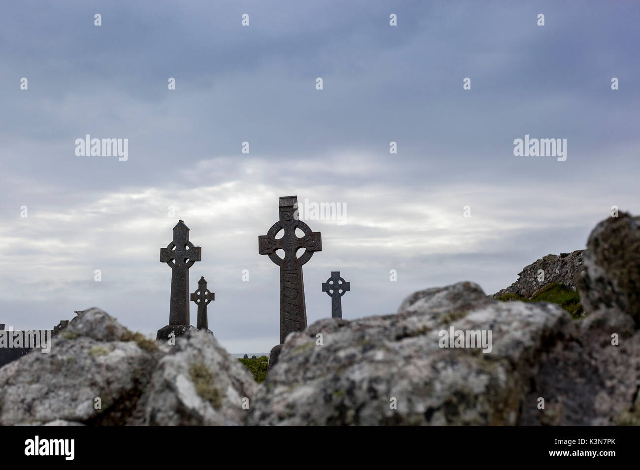 Keltische Kreuze in einem verlassenen Friedhof in der Grafschaft Galway, Irland, Europa. Stockfoto