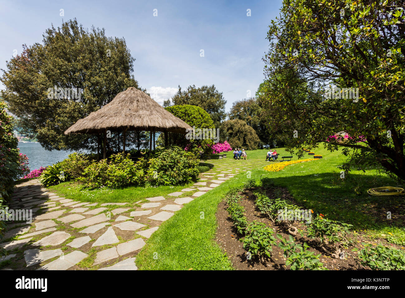 Touristen entspannen in den Gärten der Villa Melzi d'Eril in Bellagio, Comer See, Lombardei, Italien. Stockfoto