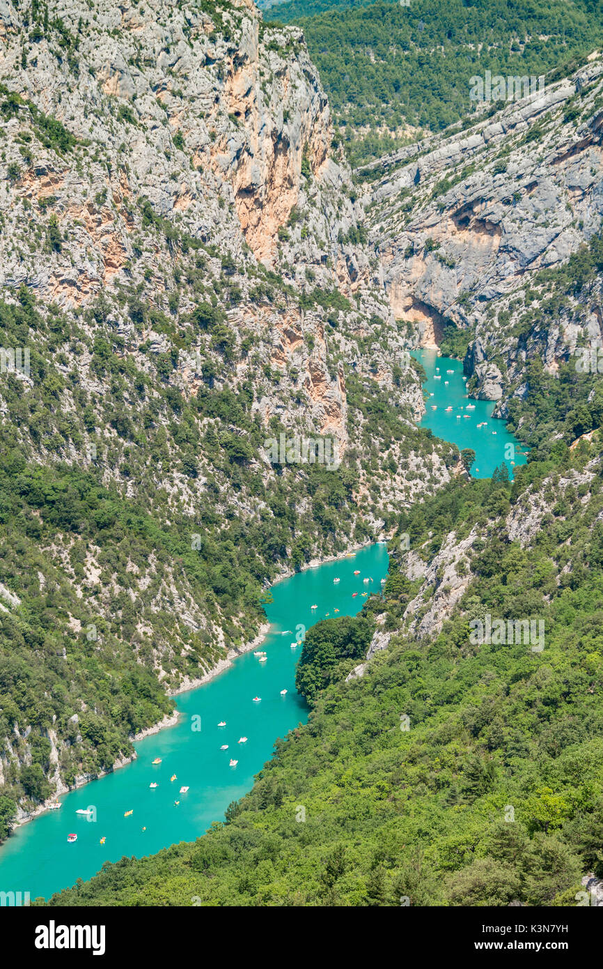 Paddelboot auf den Gewässern der Gorges du Verdon. La Palud-sur-Verdon, Alpes-de-Haute-Provence, Provence-Alpes-Cote d'Azur, Frankreich, Europa. Stockfoto