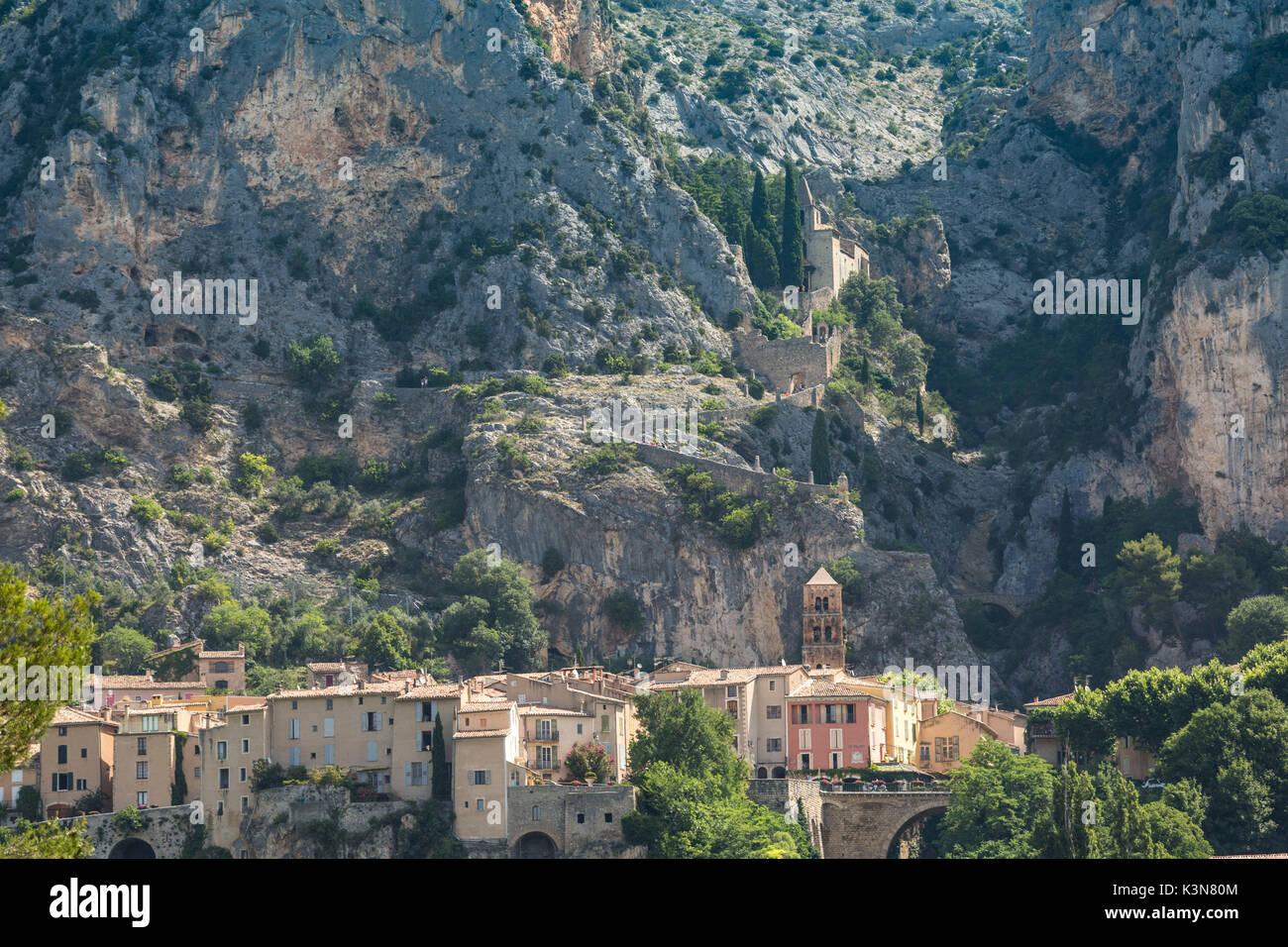Das Dorf Moustiers-Sainte-Marie, Alpes-de-Haute-Provence, Provence - Alpes - Côte d'Azur, Frankreich, Europa. Stockfoto