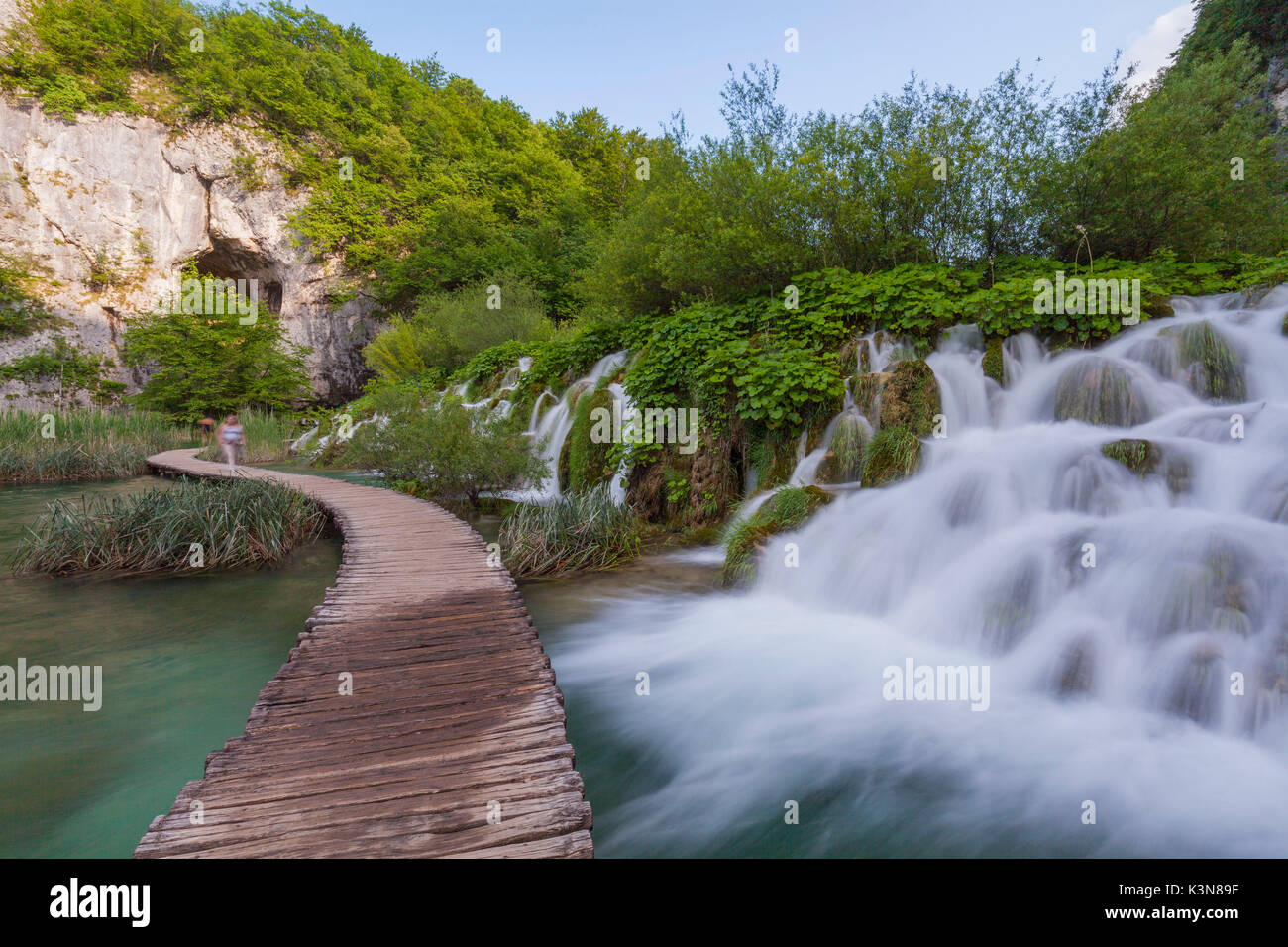 Nationalpark Plitvice, Kroatien. Ein Laufsteg und einem Wasserfall. Stockfoto