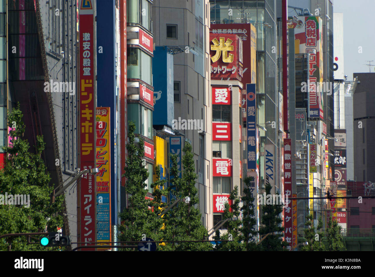 Die vertikale leuchtende Zeichen der Japanischen Geschäften alog Akiba Weg, Straße der Technik. Tokio, Japan Stockfoto