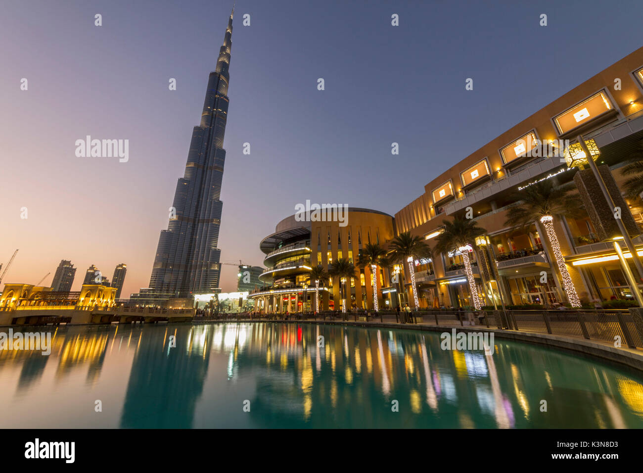 Die Wolkenkratzer Burj Khalifa, dem gleichnamigen See und das Einkaufszentrum in Dubai. Vereinigte Arabische Emirate Stockfoto
