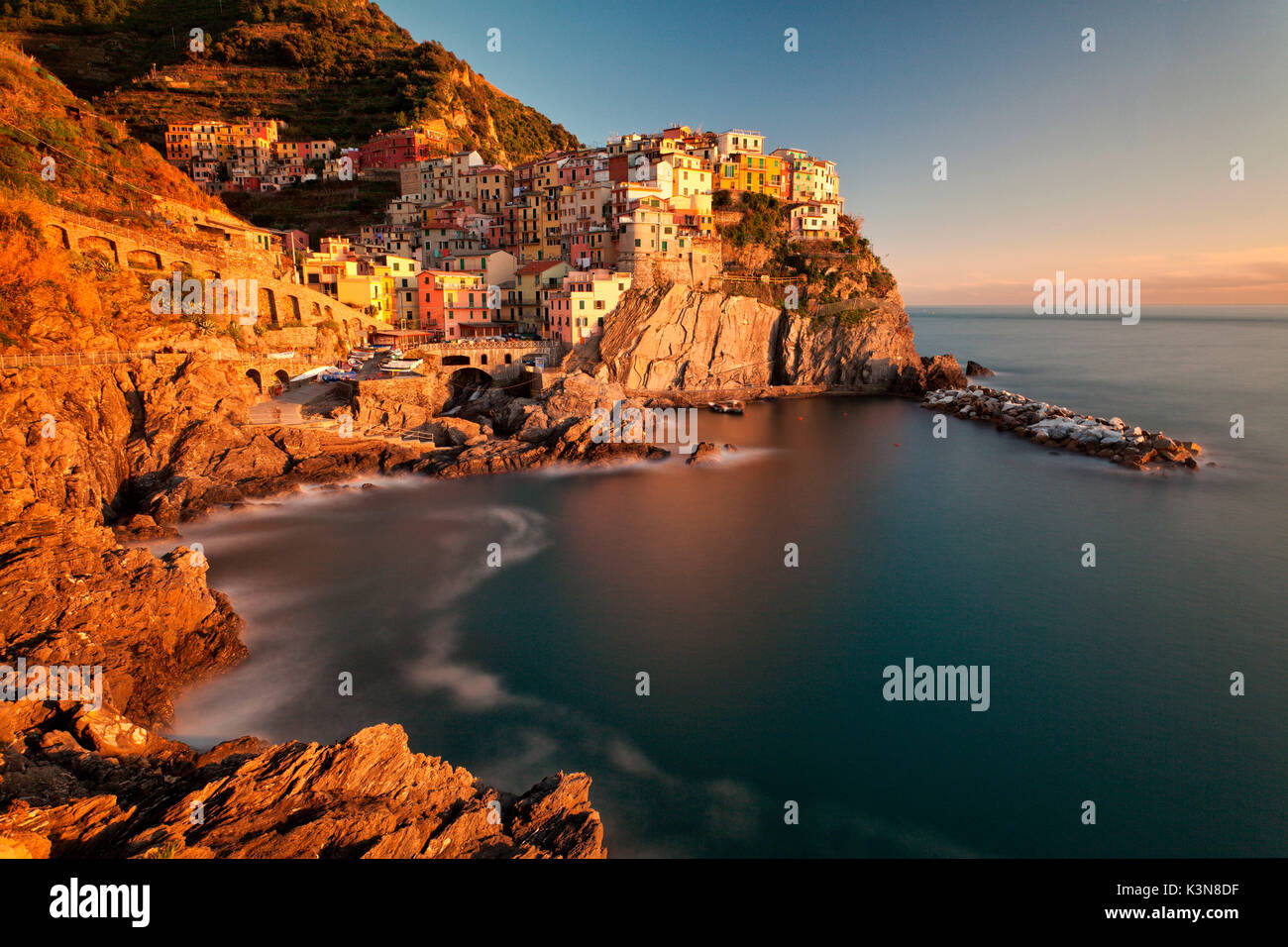 Manarola, Cinque Terre, Ligurien, Italien. Manarola, einer der fünf Länder Dörfer, wird von den letzten Sonnenstrahlen erleuchtet Stockfoto