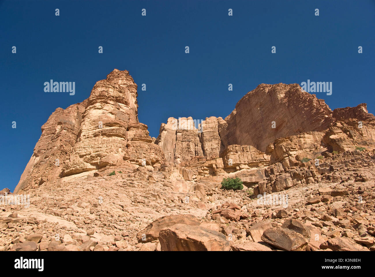 Berge von alten Felsen aus rotem Granit in der Wüste des Wadi Rum, Jordanien gebildet Stockfoto