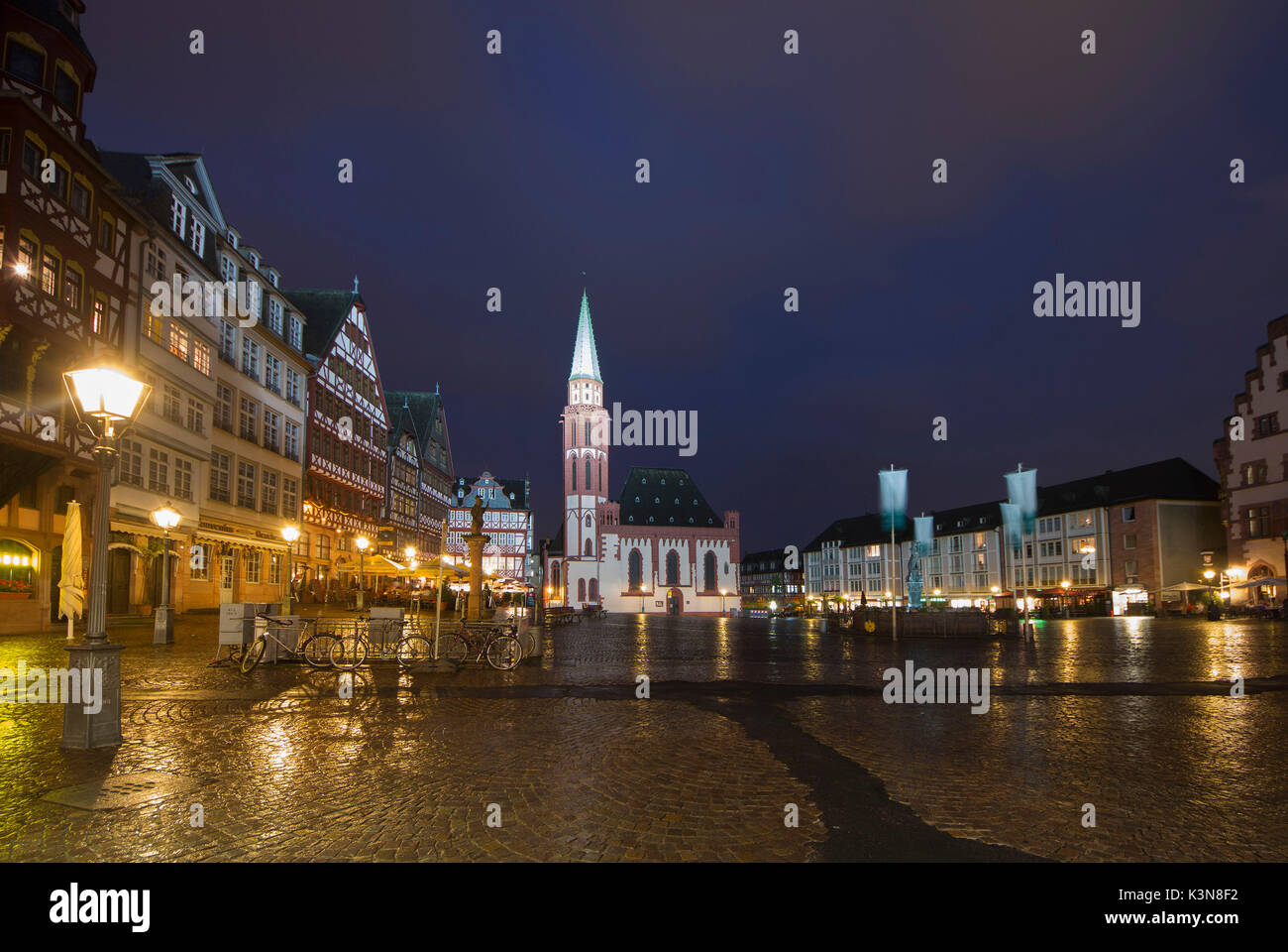 Die Kirche San Nicola und dem historischen Marktplatz von Römerberg, die Wüste in der Nacht unter Regen und es ist mit künstlichem Licht beleuchtet. Frankfurt am Main, Deutschland. Stockfoto