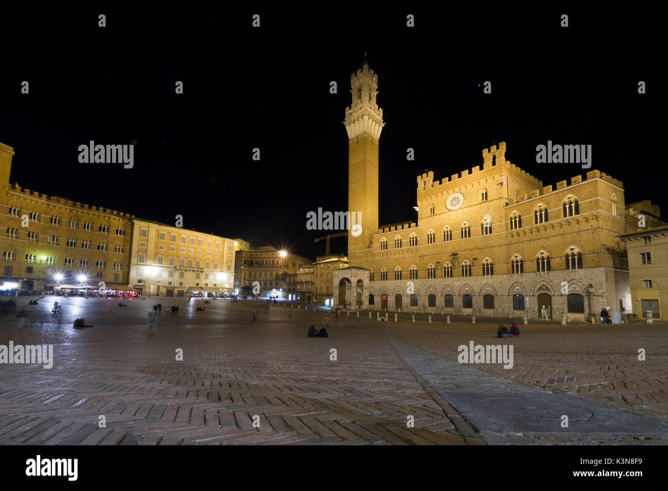 Piazza del Campo und dem Palazzo Comunale mit Torre del Mangia in Siena. Toskana, Italien Stockfoto