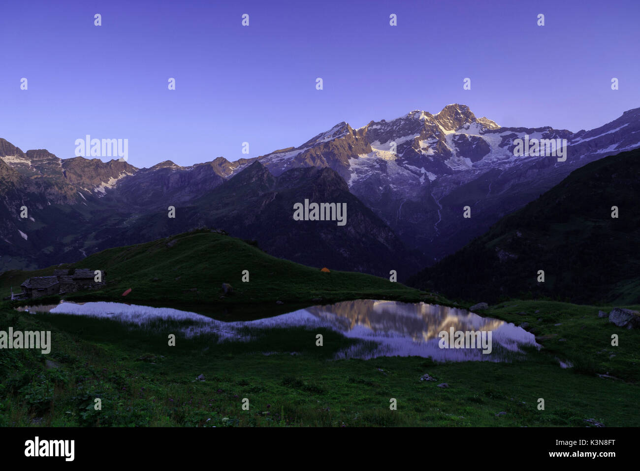 Alpe Campo mit Monte Rosa spiegelt sich auf dem See, Alagna Valsesia, Val d'Aosta, Italien Stockfoto