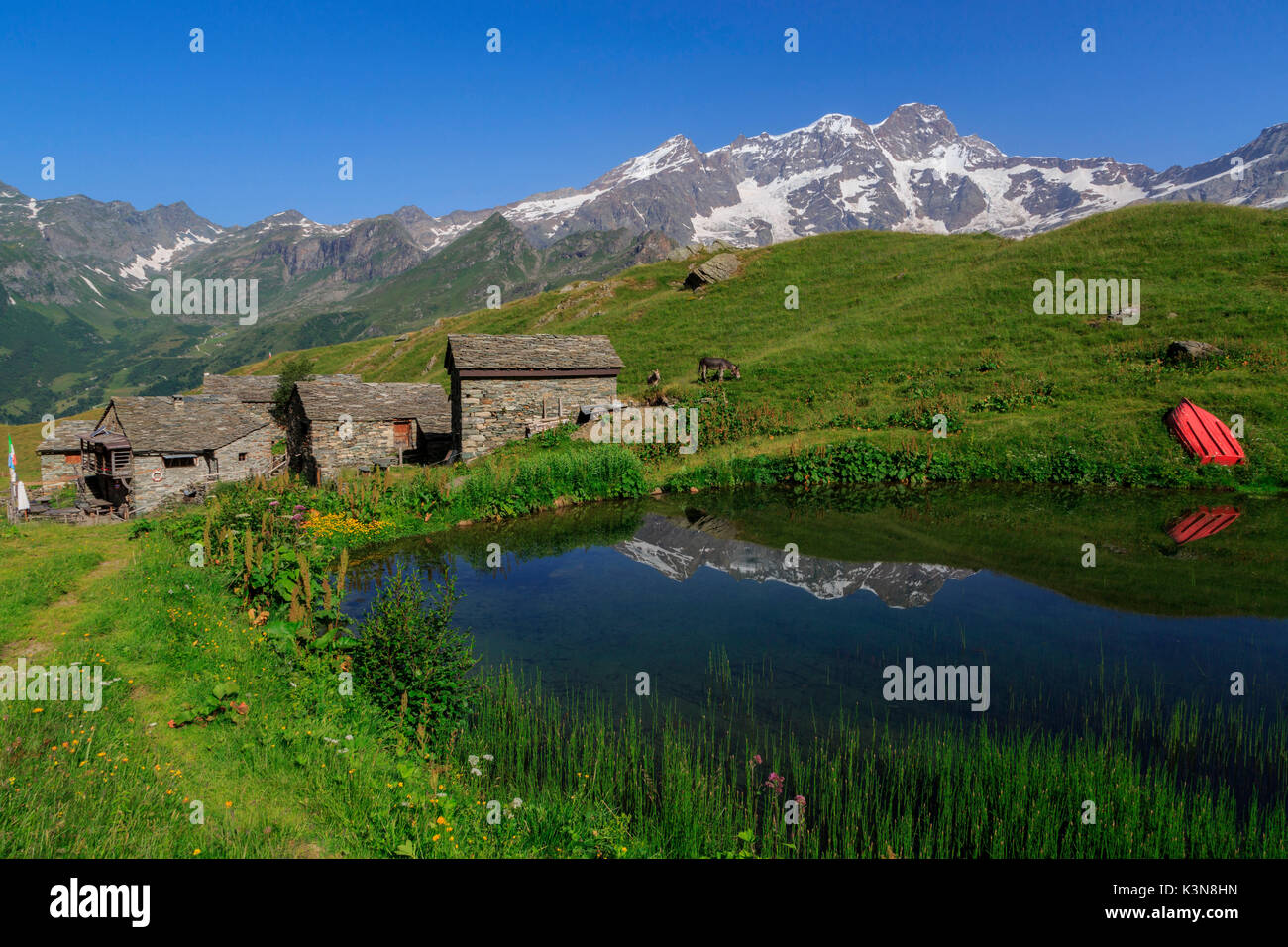 Alpe Campo mit Monte Rosa wider auf dem See. Alagna Valsesia, Aostatal, Italien, Europa Stockfoto